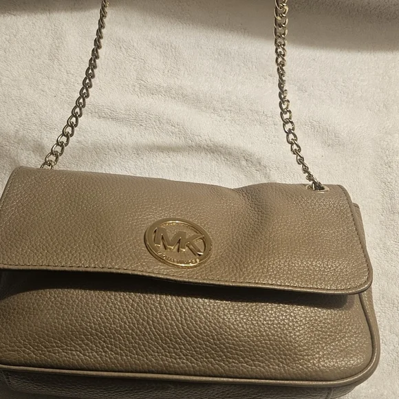 Michael Kors Fulton Pebbled Leather Taupe Shoulder Gold Chain Convertible Bag - Picture 3 of 7